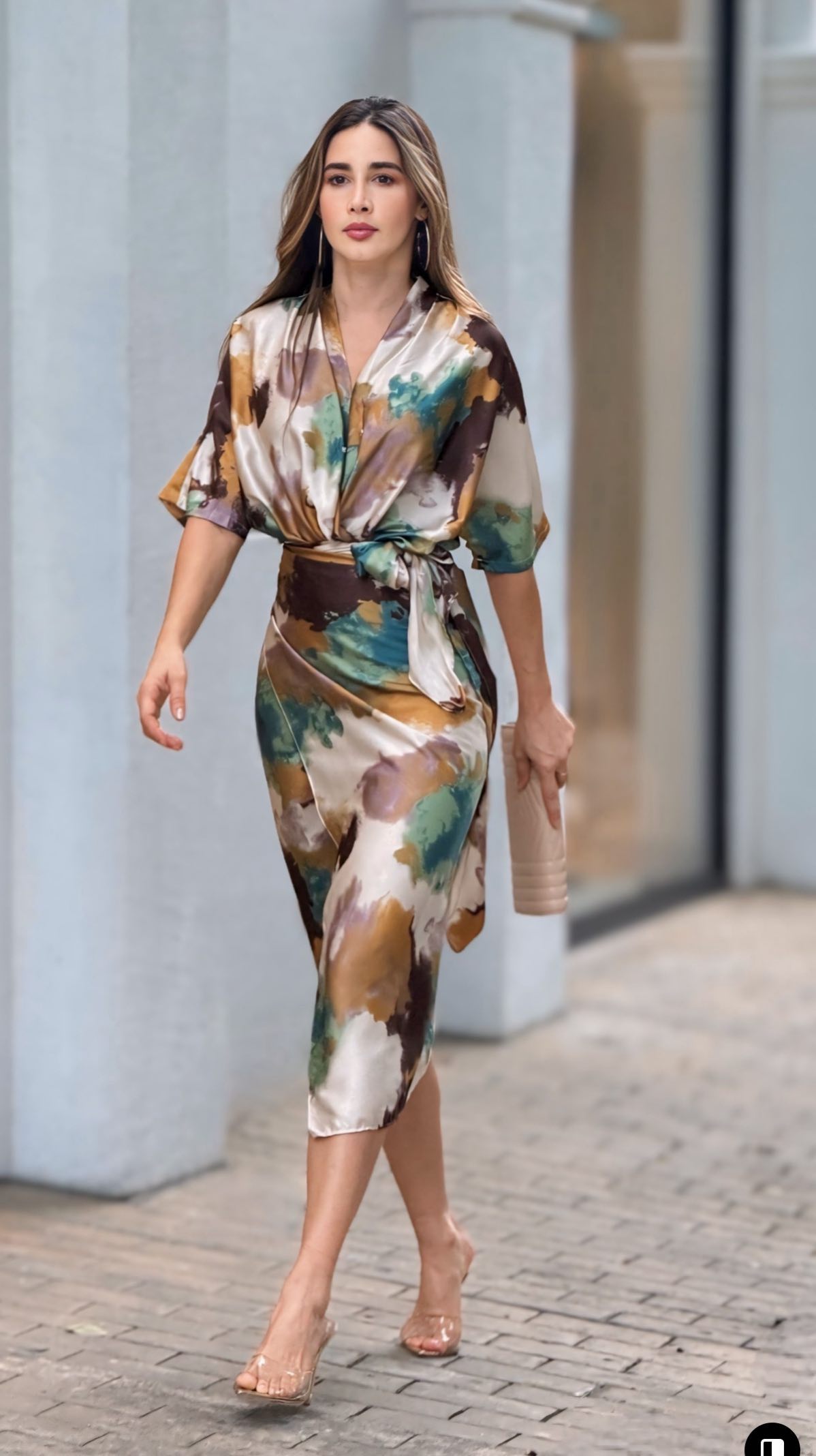 Vestido Ravena – Midi Transpassado com Estampa Artística e Cintura Marcada