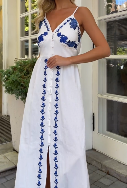 Vestido Midi Branco Boho com Alças Finas e Bordado Floral Azul