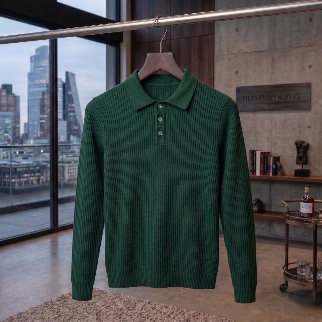 Klassischer grüner Pullover mit Knöpfen und Polokragen