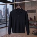 Klassischer schwarzer Pullover mit Knöpfen und Polokragen.
