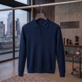 Klassischer marineblauer Pullover mit Knöpfen und Polokragen.