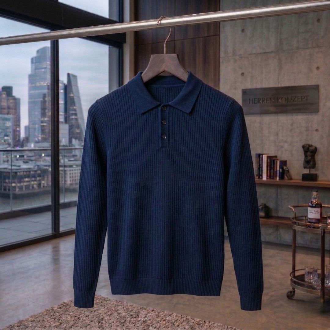 Klassischer marineblauer Pullover mit Knöpfen und Polokragen.