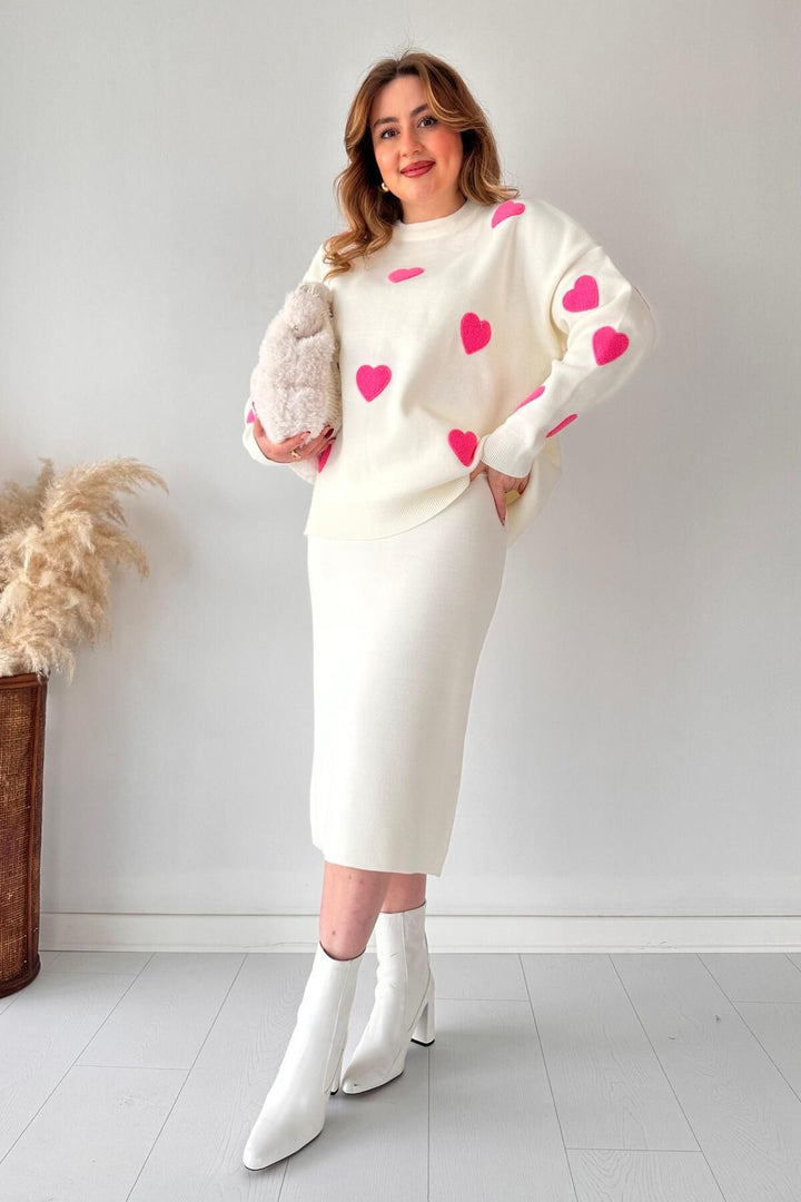 Conjunto Feminino Suéter Branco com Corações Rosa + saia longa.
