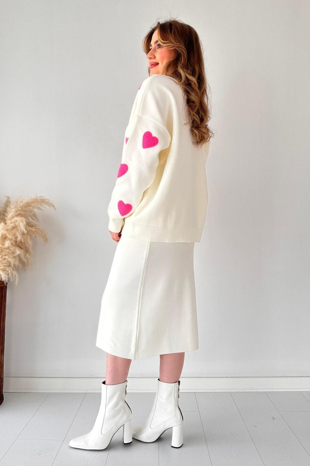 Conjunto Feminino Suéter Branco com Corações Rosa + saia longa.