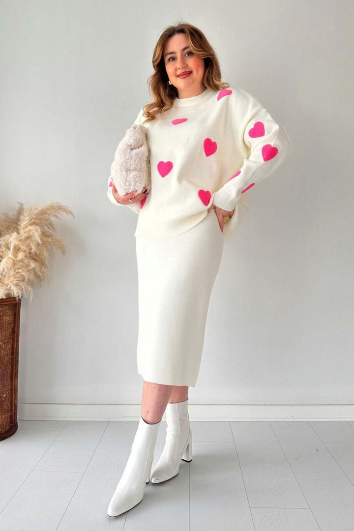 Conjunto Feminino Suéter Branco com Corações Rosa + saia longa.