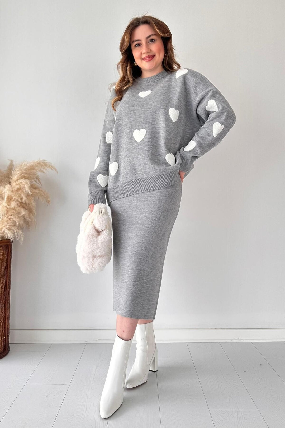 Conjunto Feminino Suéter Branco com Corações Rosa + saia longa.