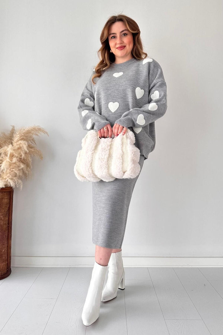 Conjunto Feminino Suéter Branco com Corações Rosa + saia longa.