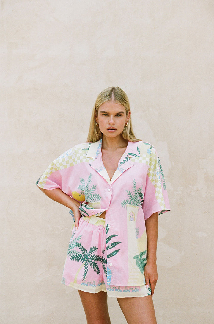 Conjunto Oversized Estampado Tropical - Camisa e Shorts de Verão Rosa