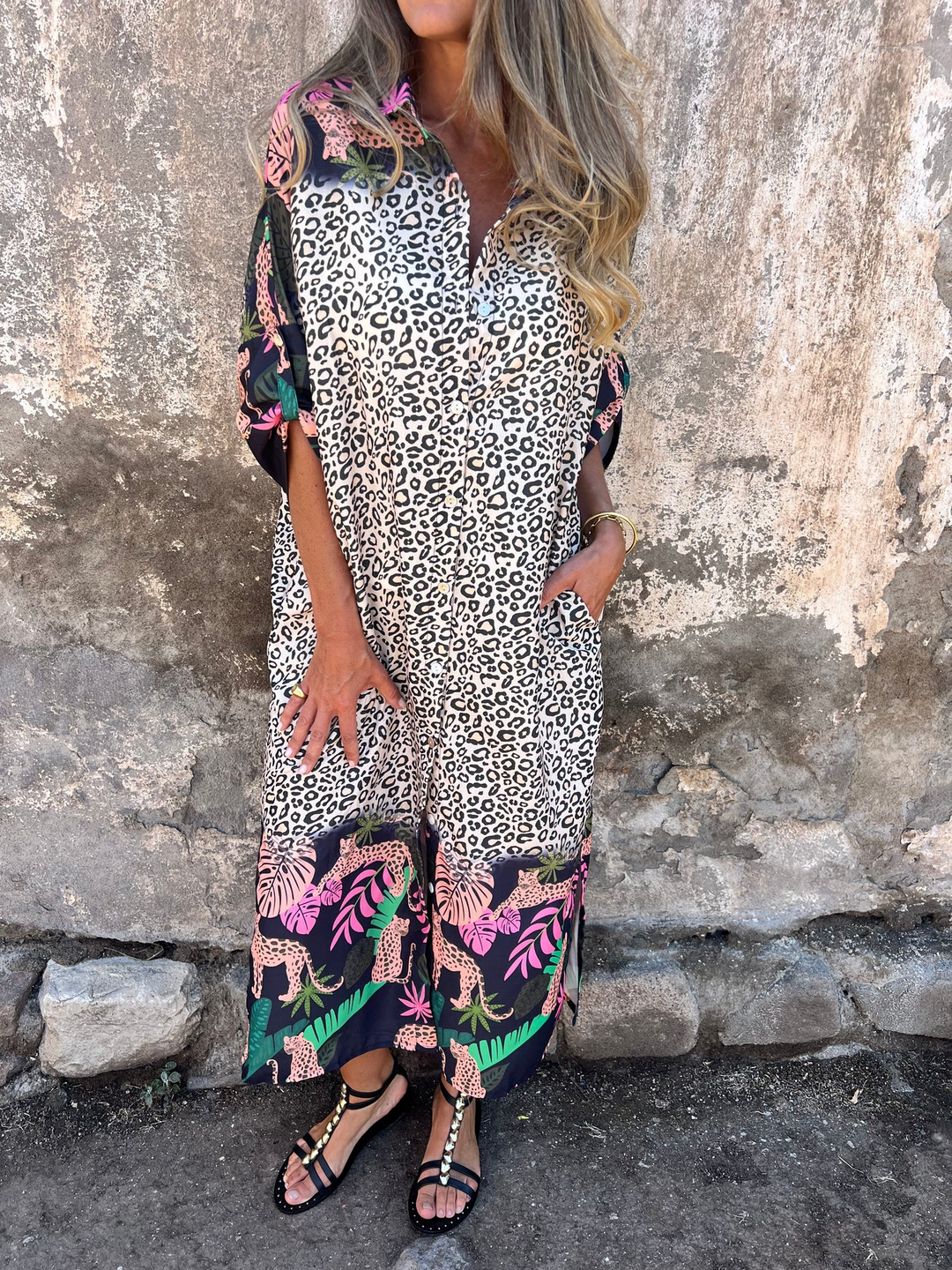 Blusão Estampado Animal Print com Detalhes Tropicais
