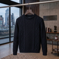 Klassischer schwarzer Strickpullover