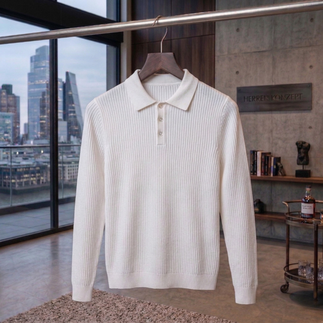 Klassischer weißer Pullover mit Knöpfen und Polokragen.