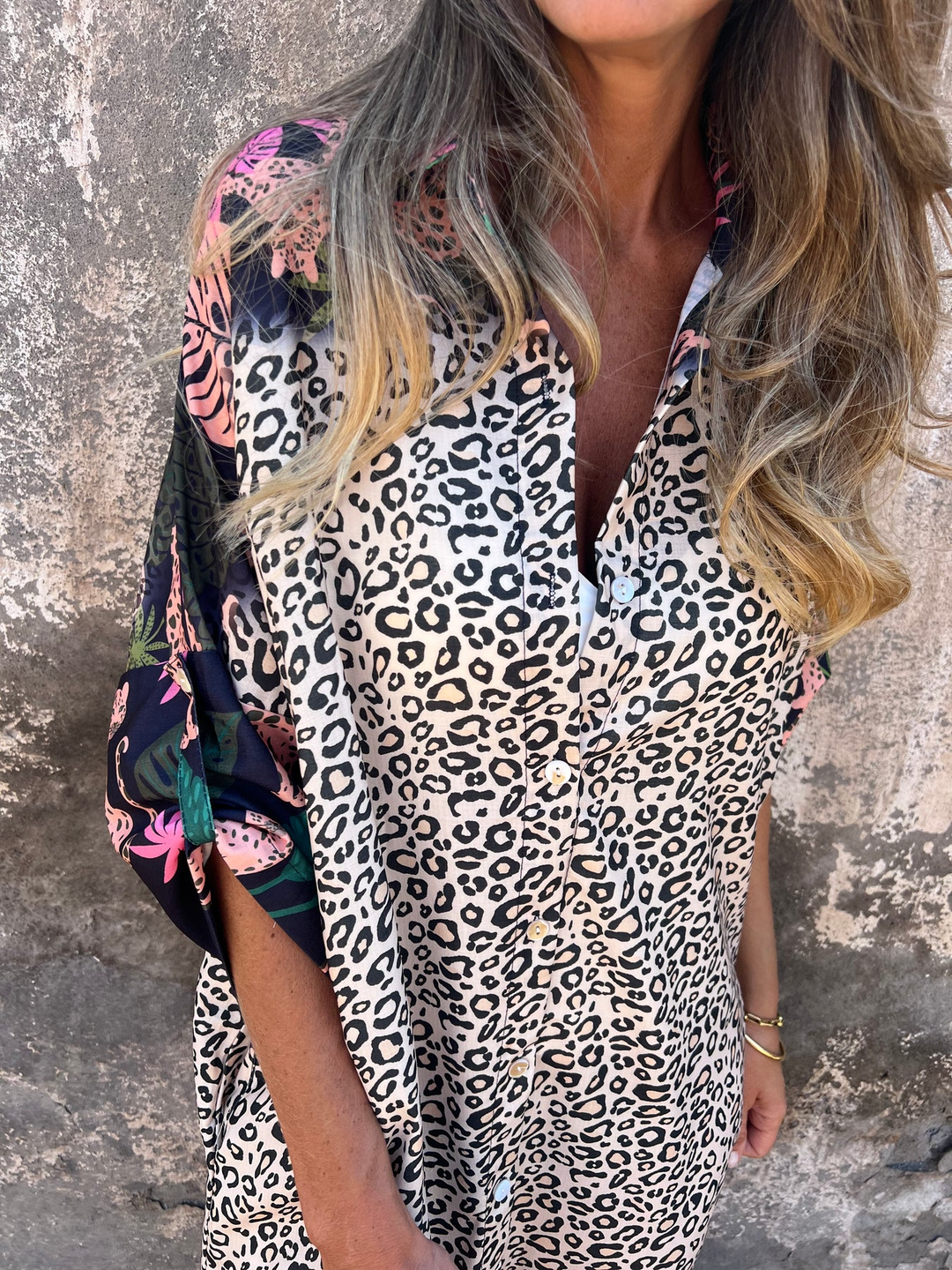 Blusão Estampado Animal Print com Detalhes Tropicais