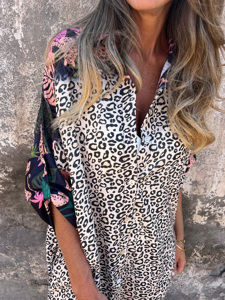 Blusão Estampado Animal Print com Detalhes Tropicais