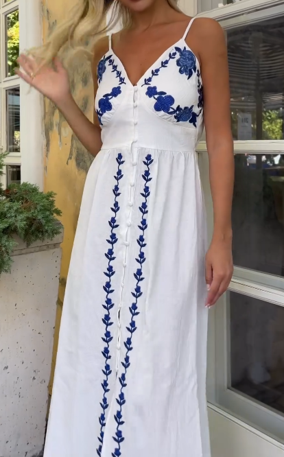 Vestido Midi Branco Boho com Alças Finas e Bordado Floral Azul