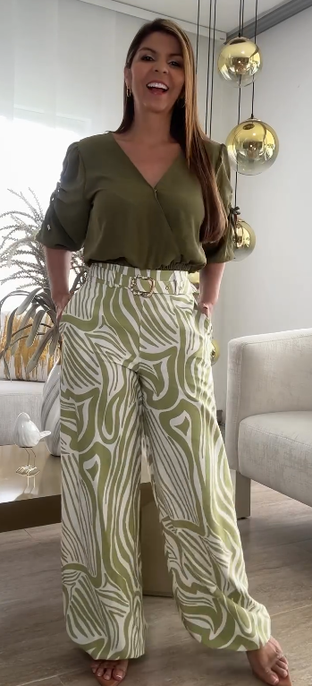 Conjunto Sofisticado Blusa e Calça Estampada Abstrata