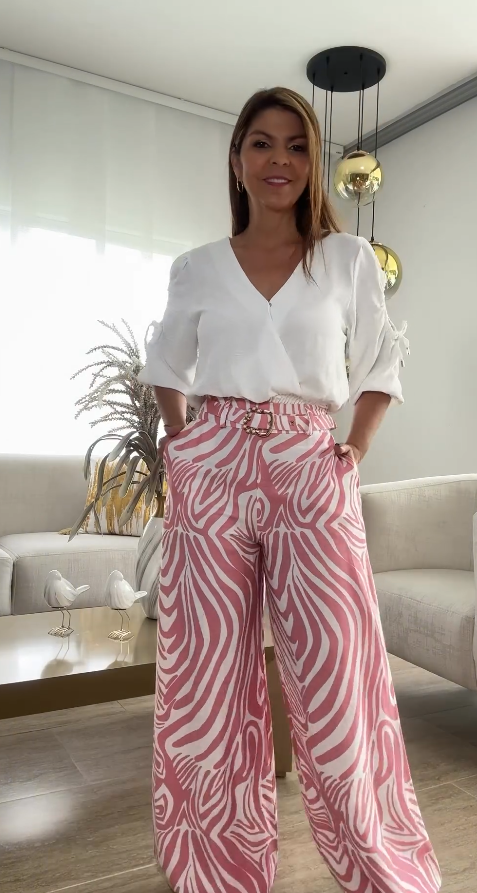 Conjunto Sofisticado Blusa e Calça Estampada Abstrata
