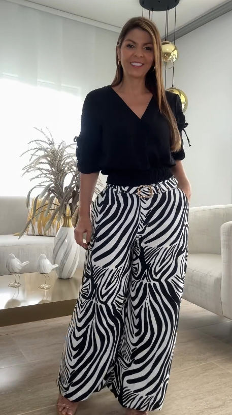 Conjunto Sofisticado Blusa e Calça Estampada Abstrata