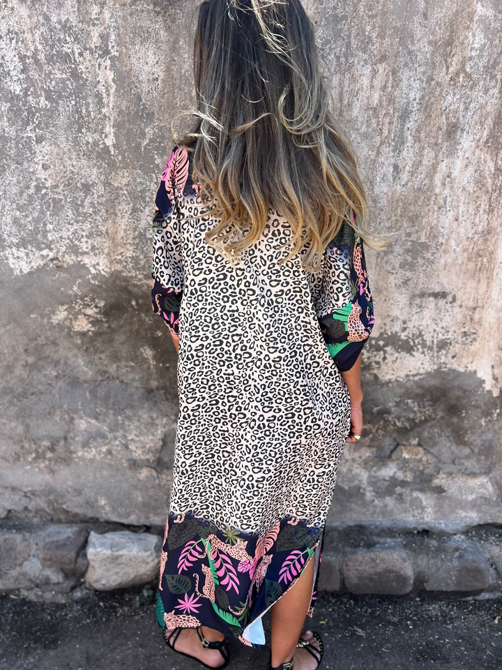 Blusão Estampado Animal Print com Detalhes Tropicais