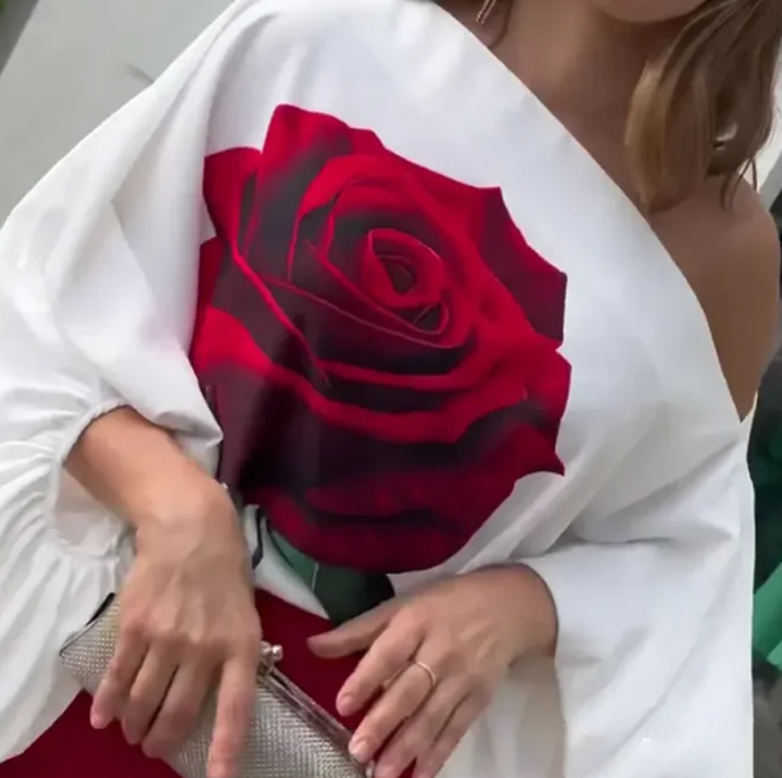 Conjunto  Blusa Ombro Só com Estampa de Rosa e Calça Pantalona Vermelha