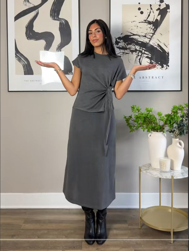 Conjunto Minimalista Chic: Blusa com Amarração e Saia Midi