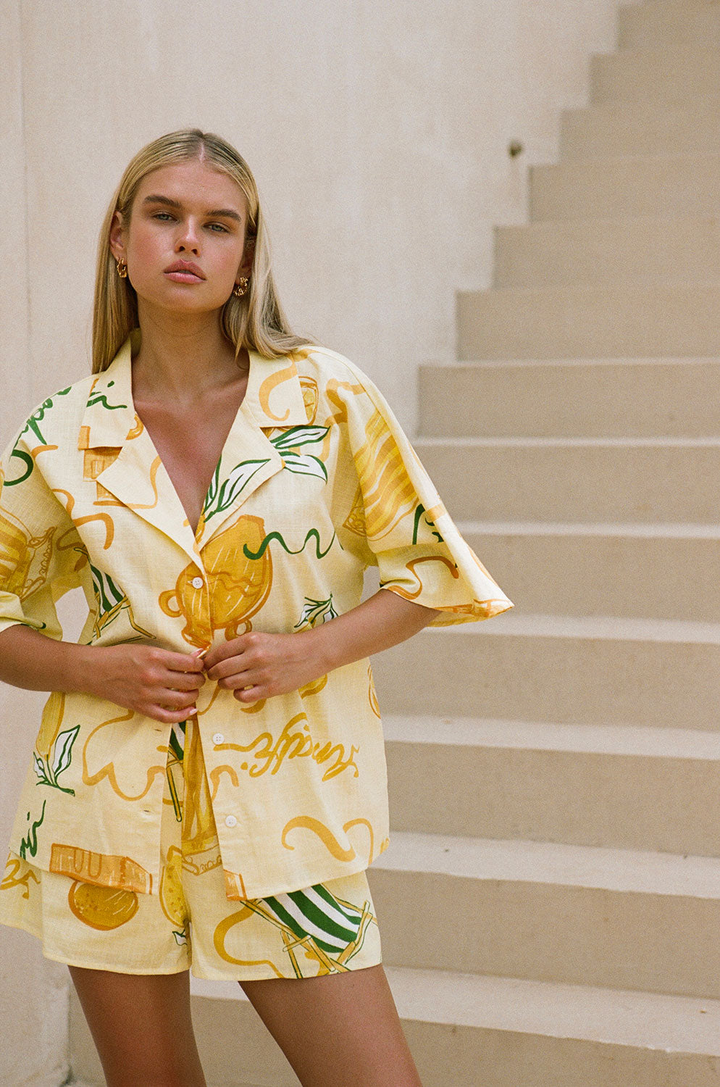 Conjunto Oversized Estampado Tropical - Camisa e Shorts de Verão Amarelo