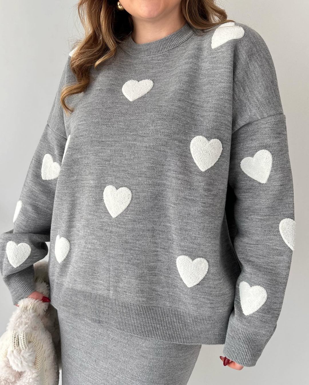 Conjunto Feminino Suéter Branco com Corações Rosa + saia longa.
