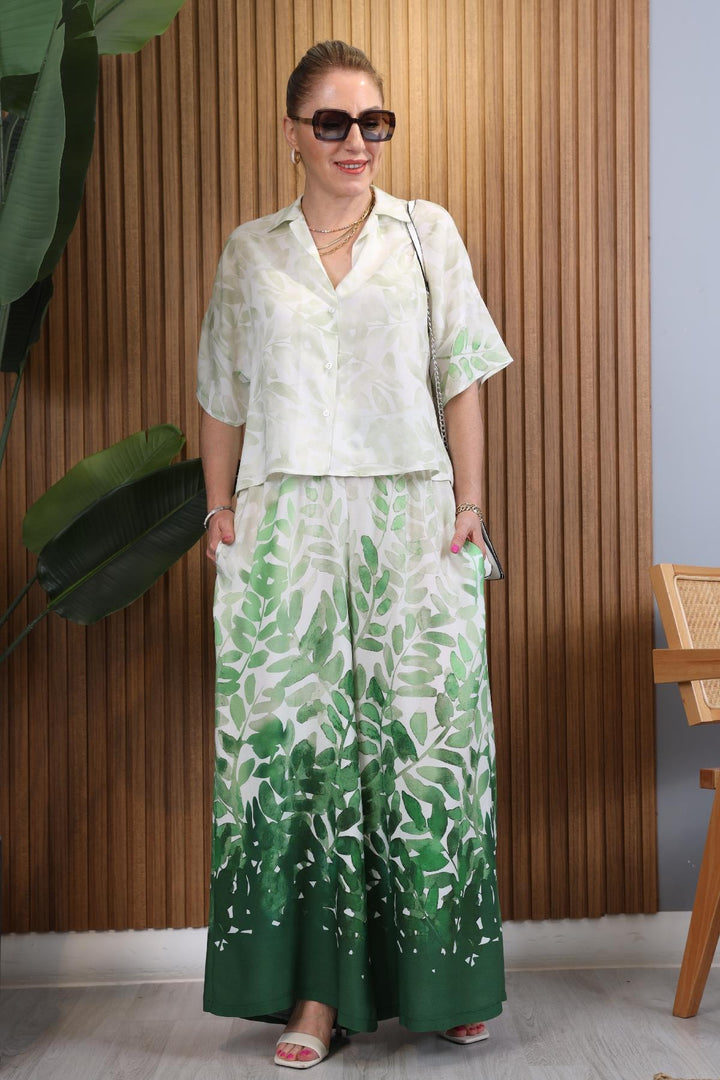 Conjunto Blusa e Calça com Estampa de Folhagem Aquarela