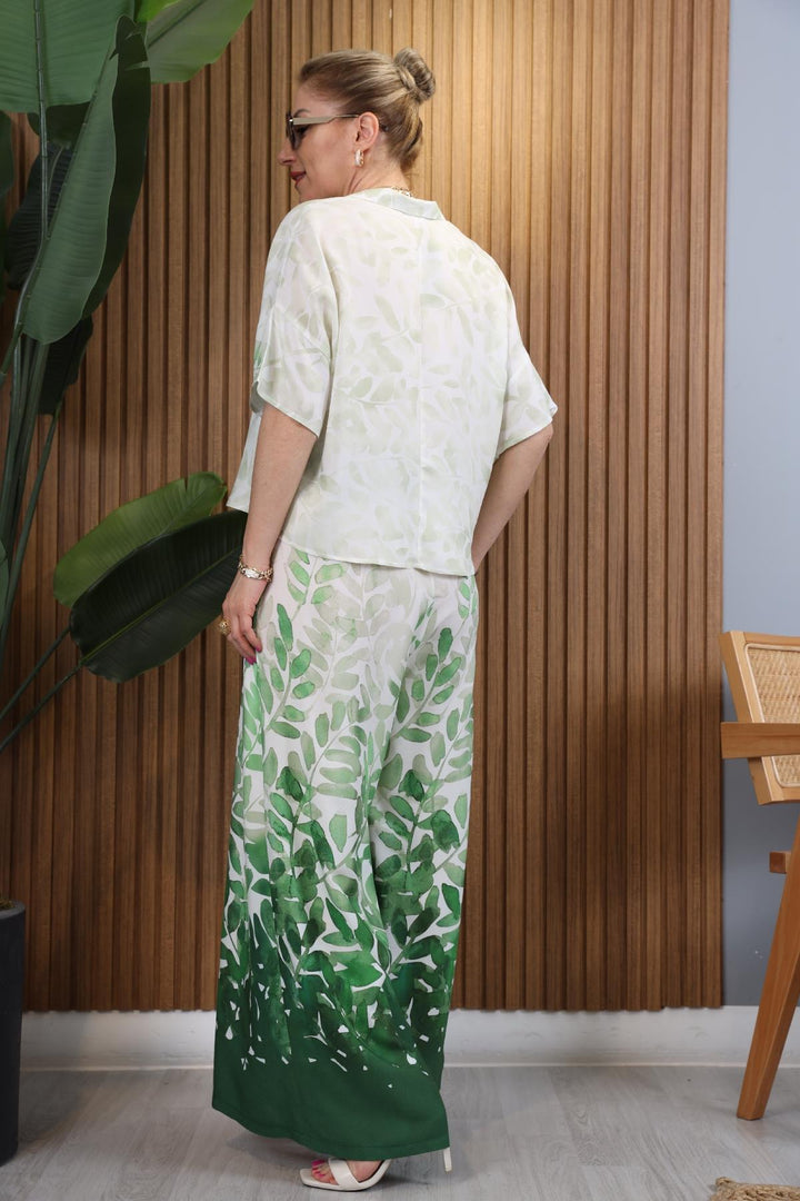 Conjunto Blusa e Calça com Estampa de Folhagem Aquarela