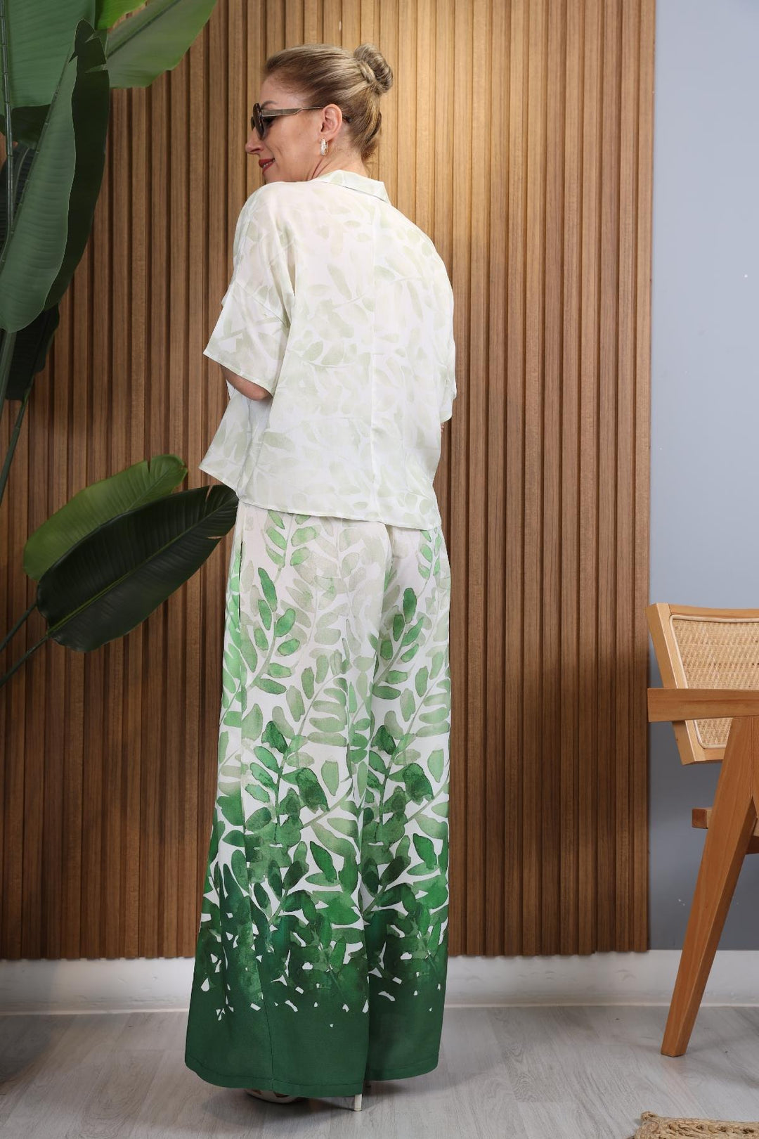 Conjunto Blusa e Calça com Estampa de Folhagem Aquarela