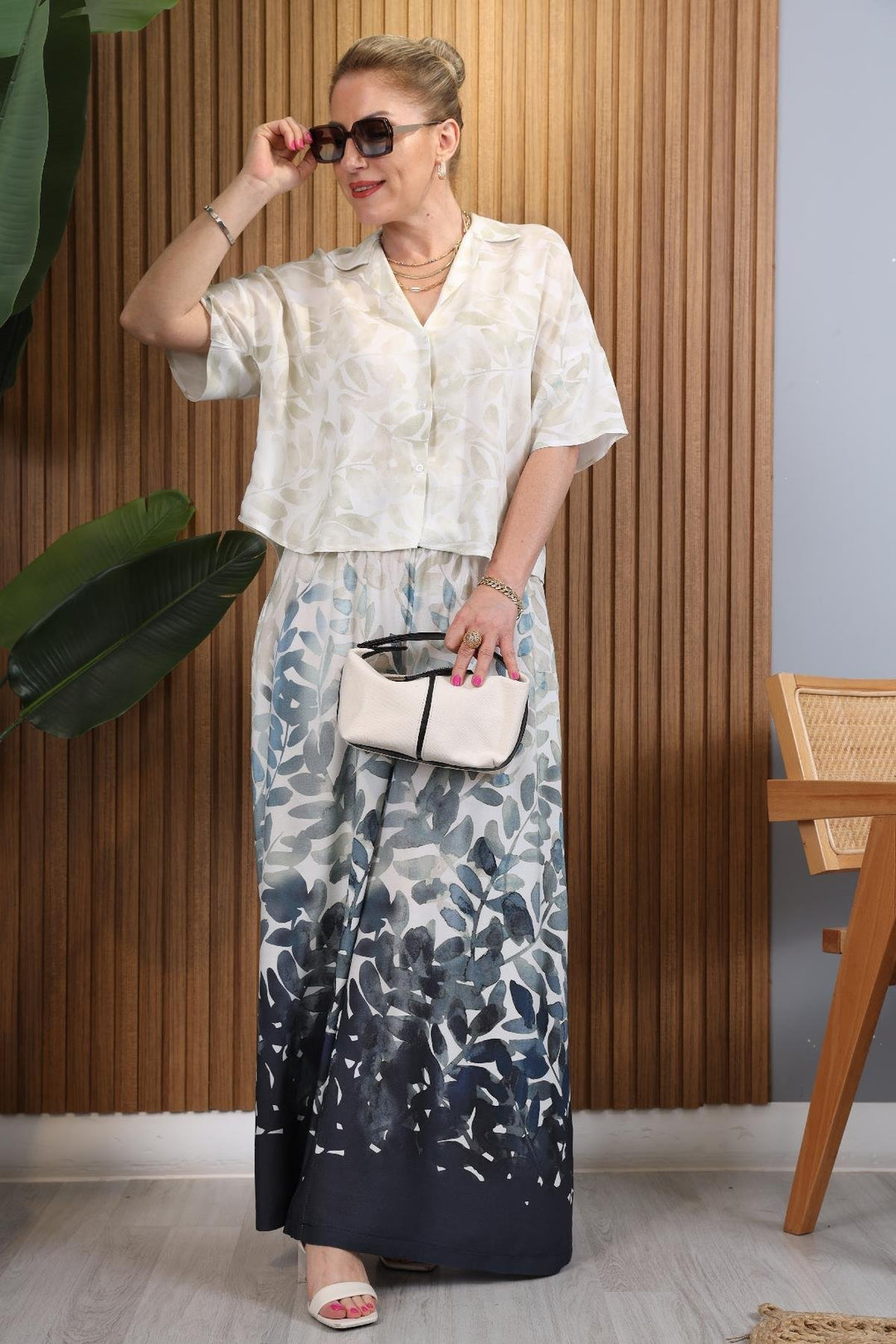 Conjunto Blusa e Calça com Estampa de Folhagem Aquarela