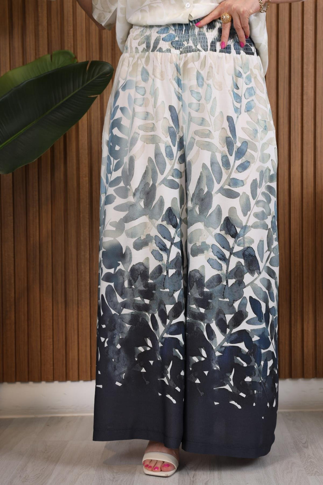 Conjunto Blusa e Calça com Estampa de Folhagem Aquarela