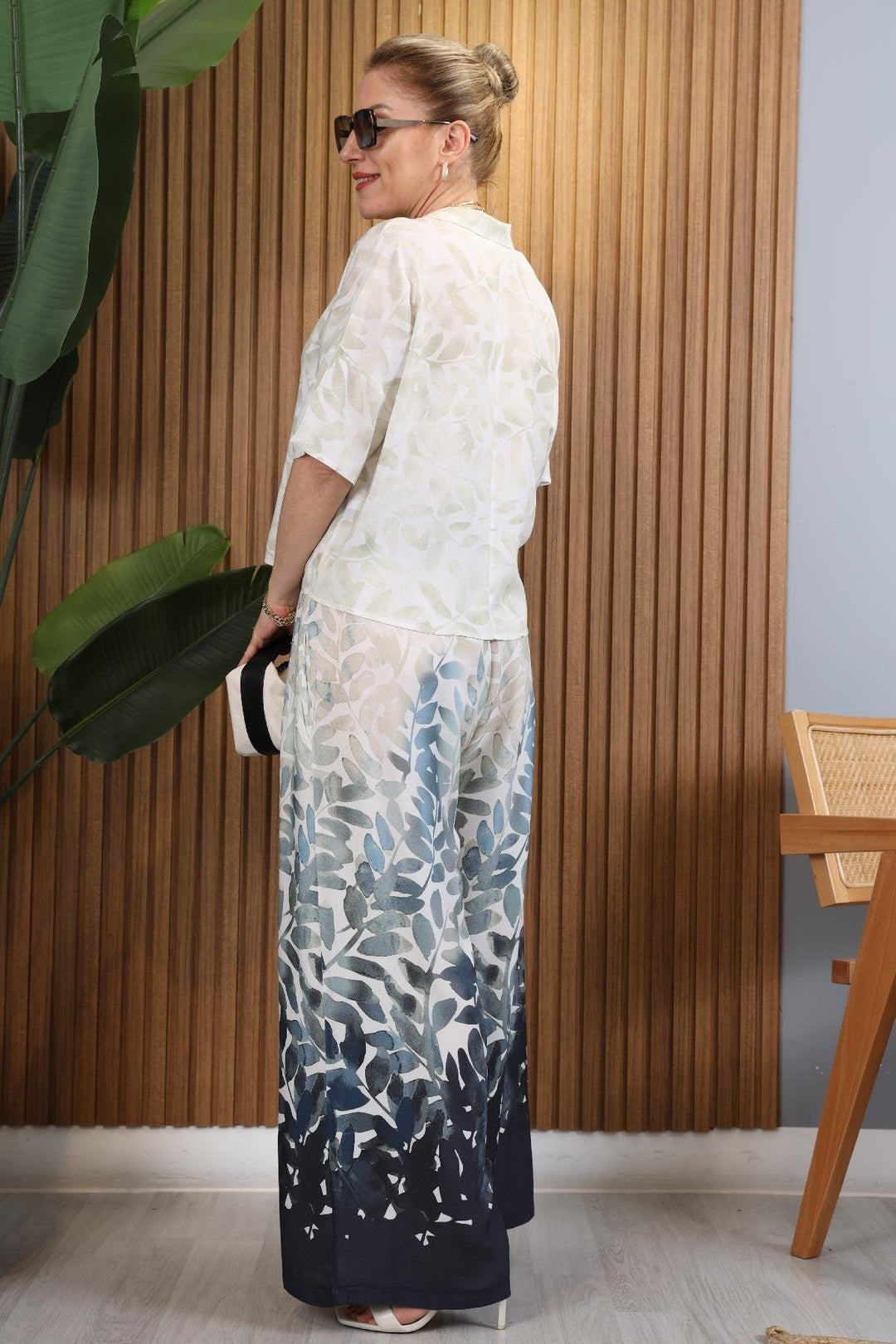 Conjunto Blusa e Calça com Estampa de Folhagem Aquarela