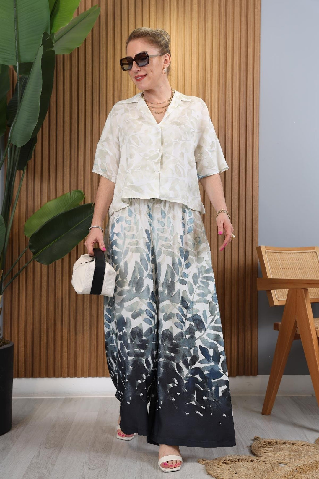 Conjunto Blusa e Calça com Estampa de Folhagem Aquarela