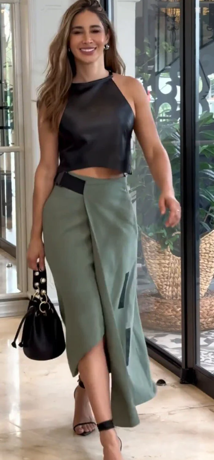 Conjunto Moderno - Cropped e Saia Midi Assimétrica