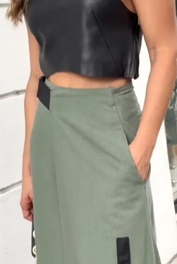 Conjunto Moderno - Cropped e Saia Midi Assimétrica