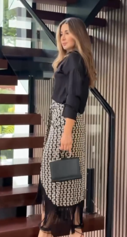 Conjunto Blusa Preta e Saia Midi com Estampa Geométrica e Franjas