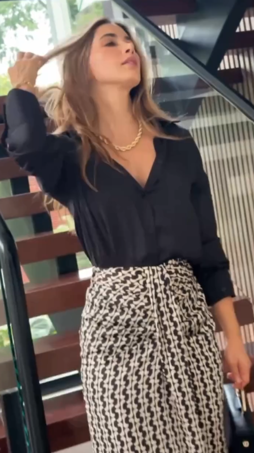 Conjunto Blusa Preta e Saia Midi com Estampa Geométrica e Franjas