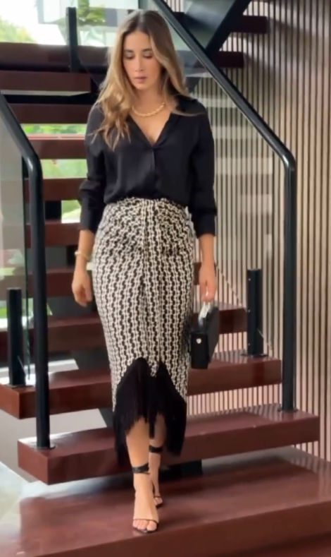 Conjunto Blusa Preta e Saia Midi com Estampa Geométrica e Franjas