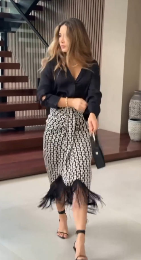 Conjunto Blusa Preta e Saia Midi com Estampa Geométrica e Franjas