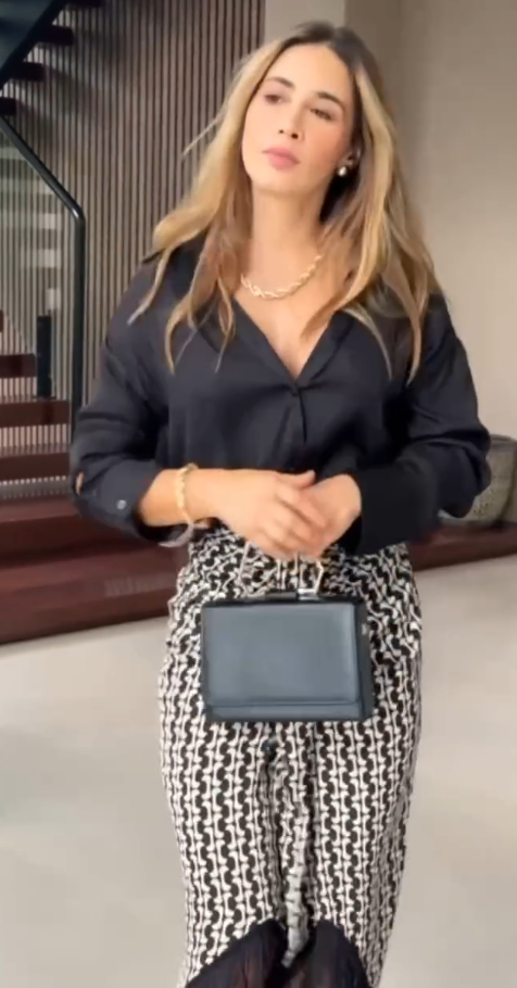 Conjunto Blusa Preta e Saia Midi com Estampa Geométrica e Franjas