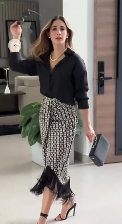 Conjunto Blusa Preta e Saia Midi com Estampa Geométrica e Franjas