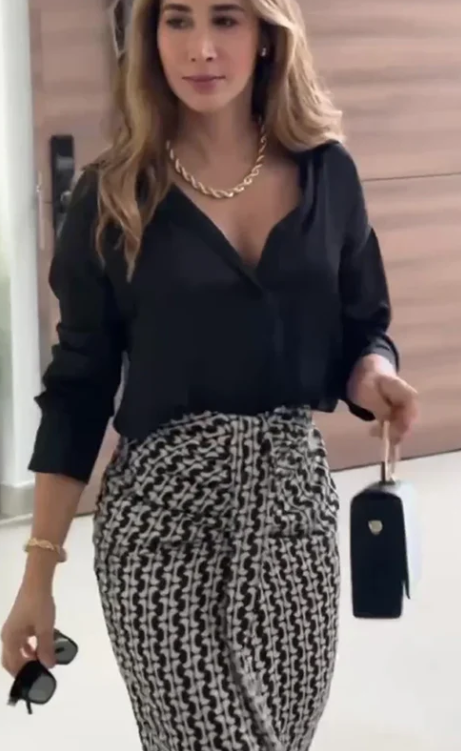 Conjunto Blusa Preta e Saia Midi com Estampa Geométrica e Franjas