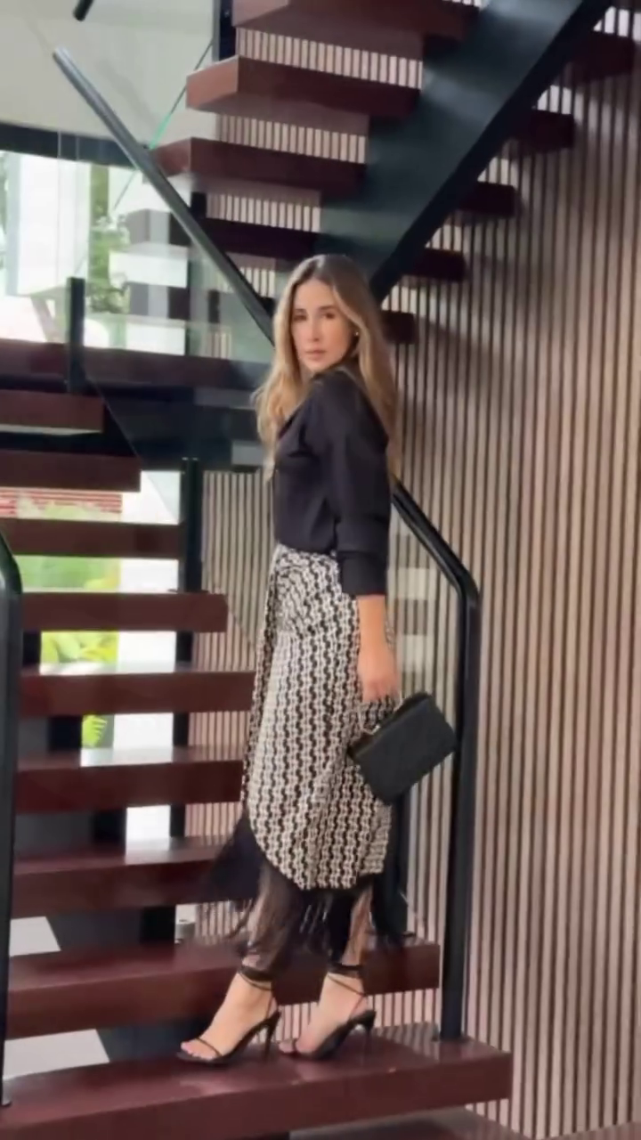 Conjunto Elegância Clássica com Saia Midi e Blusa Preta