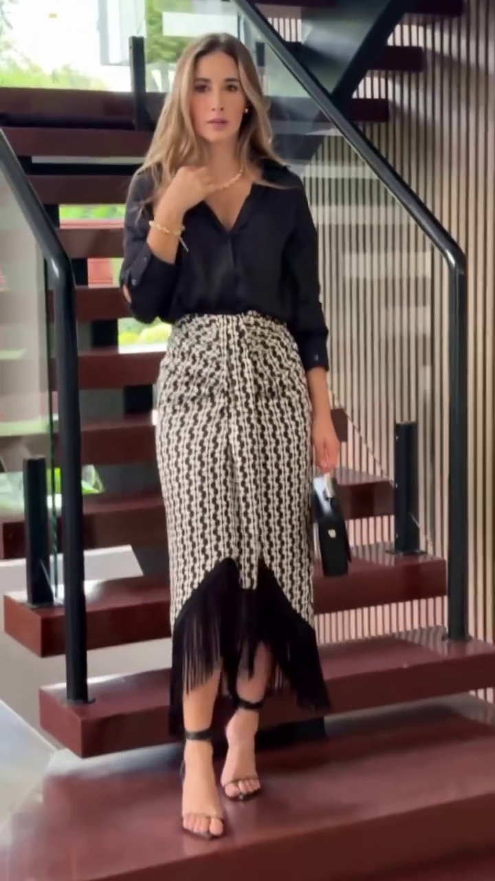 Conjunto Elegância Clássica com Saia Midi e Blusa Preta