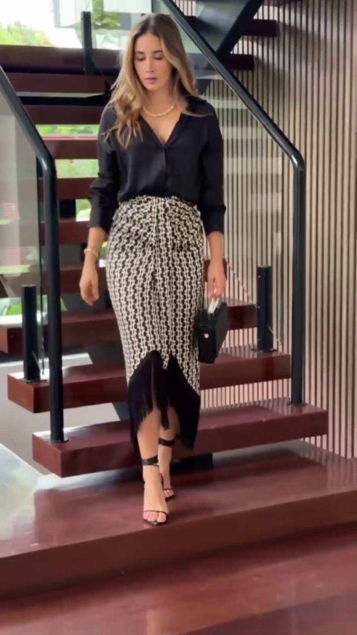 Conjunto Elegância Clássica com Saia Midi e Blusa Preta