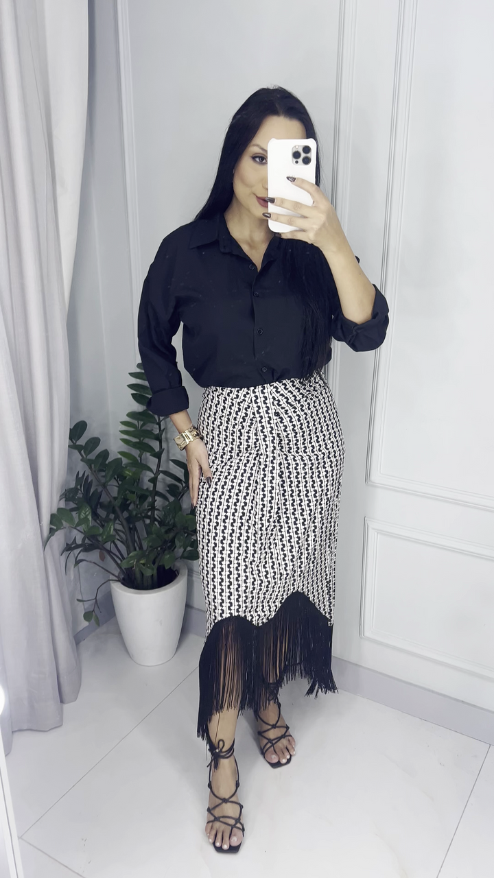 Conjunto Elegância Clássica com Saia Midi e Blusa Preta